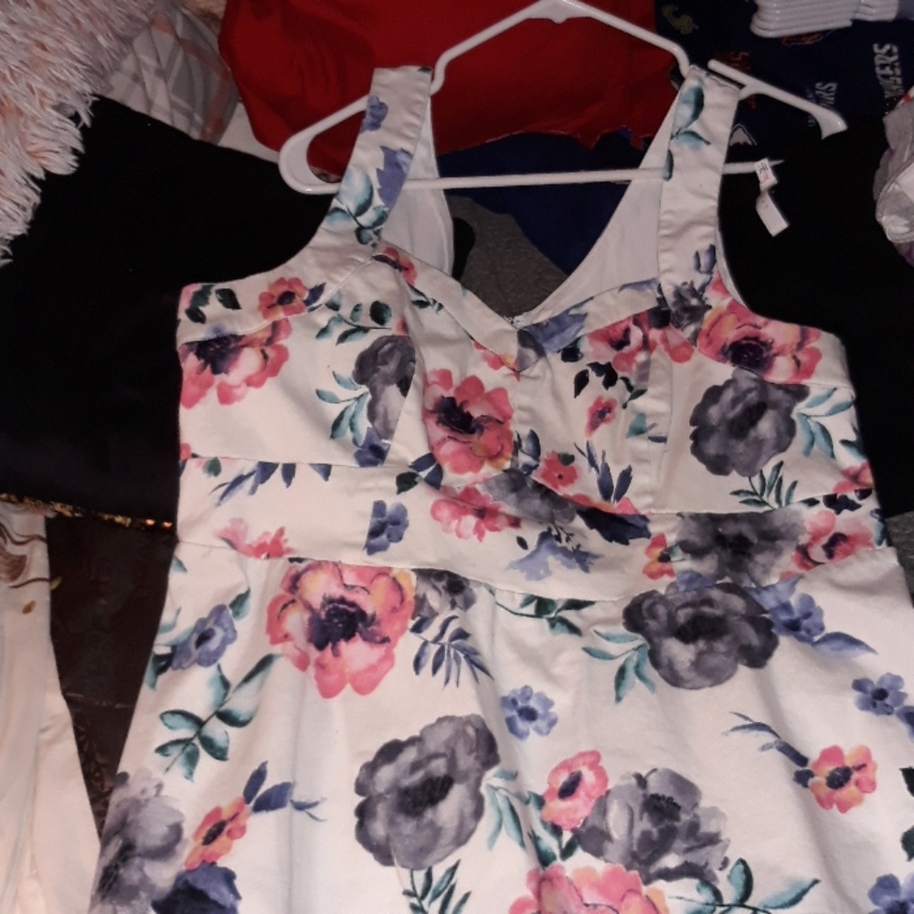 TORRID SIZE 1 NWOT FLORAL/WHITE TOP NWOT